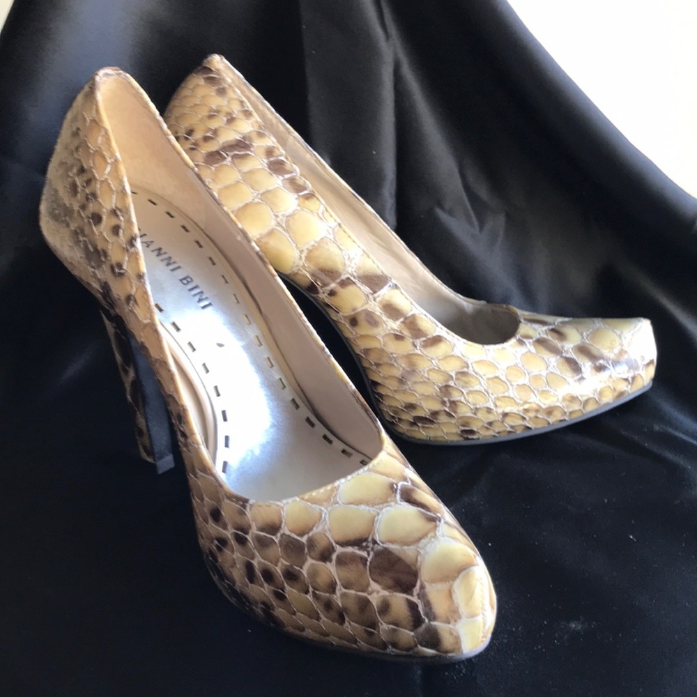 Heels - Picture 3 of 3